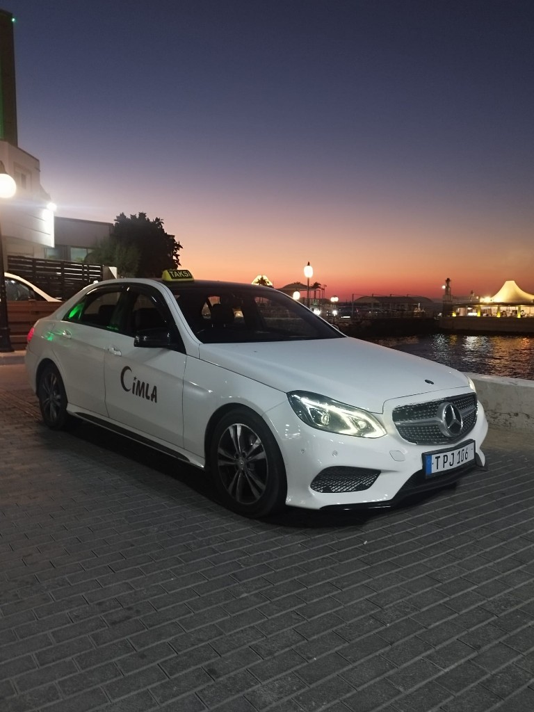 Girne'de Cimla Taksi aracı - gün batımında sahil kenarı
